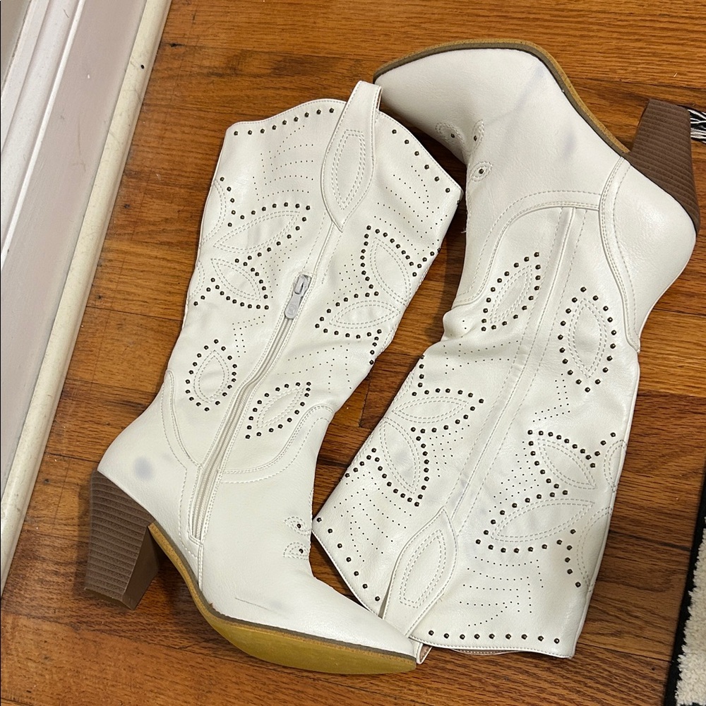 Never worn women’s fashion cowboy boots